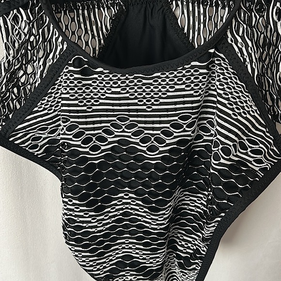 BECCA NWT Sexy Black/White One Piece Bathing Suit Swimsuit **Size M** 🔥🔥 - Picture 4 of 6